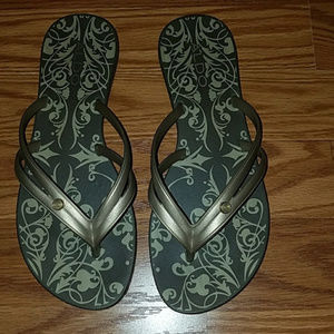 EUC ALDO Gold flip flop sandals. Worn once size 6